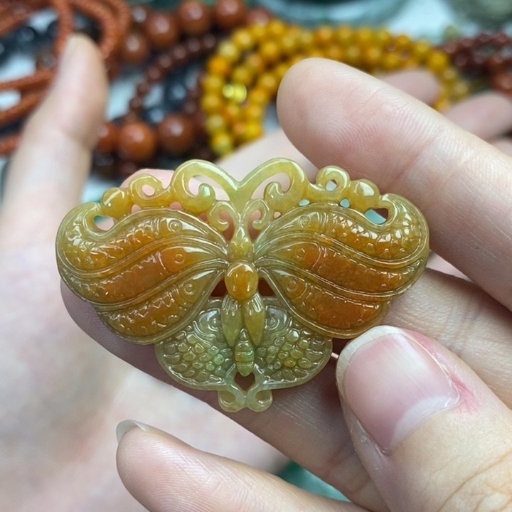 颈饰未镶嵌翡翠于***?