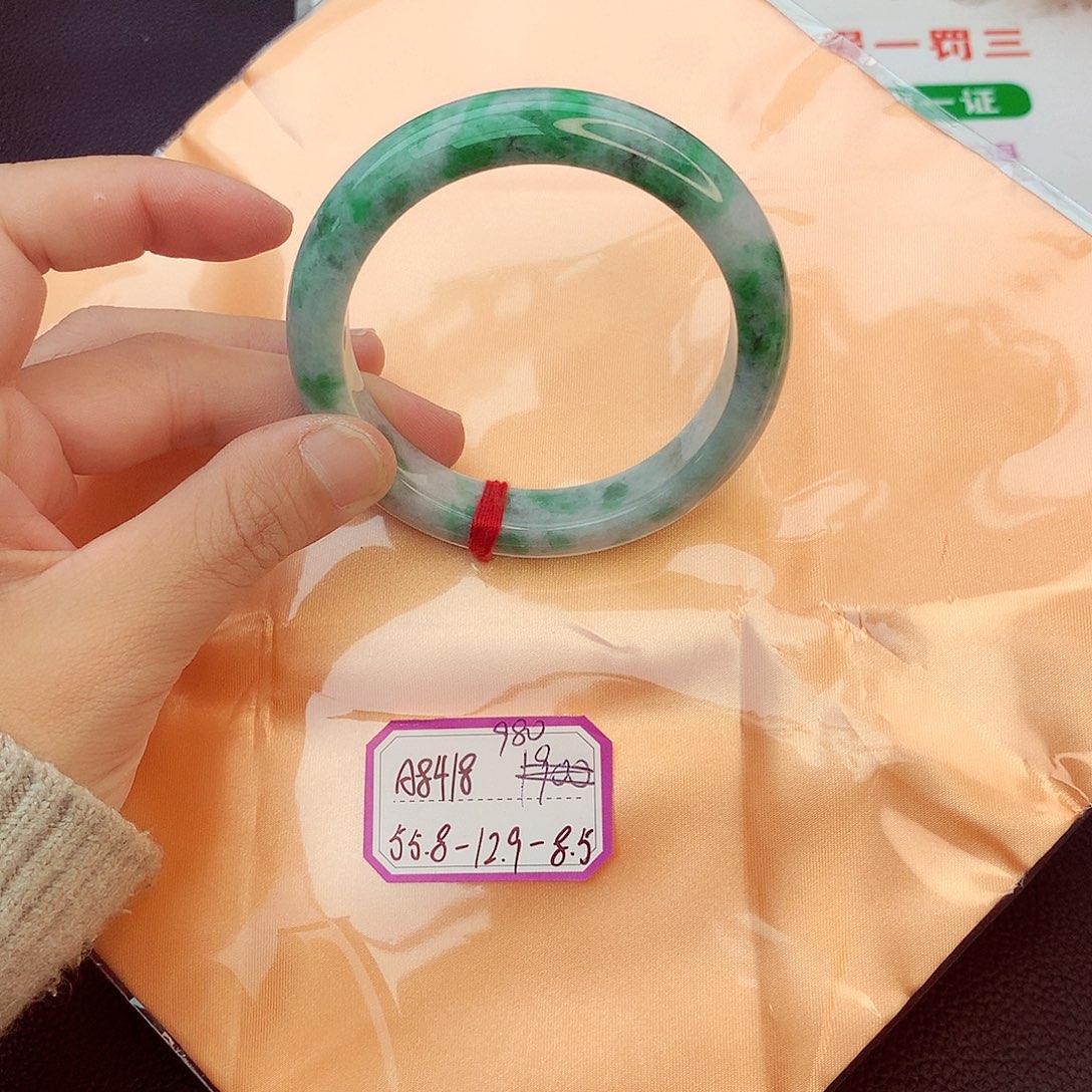 翡翠手镯未镶嵌翡翠