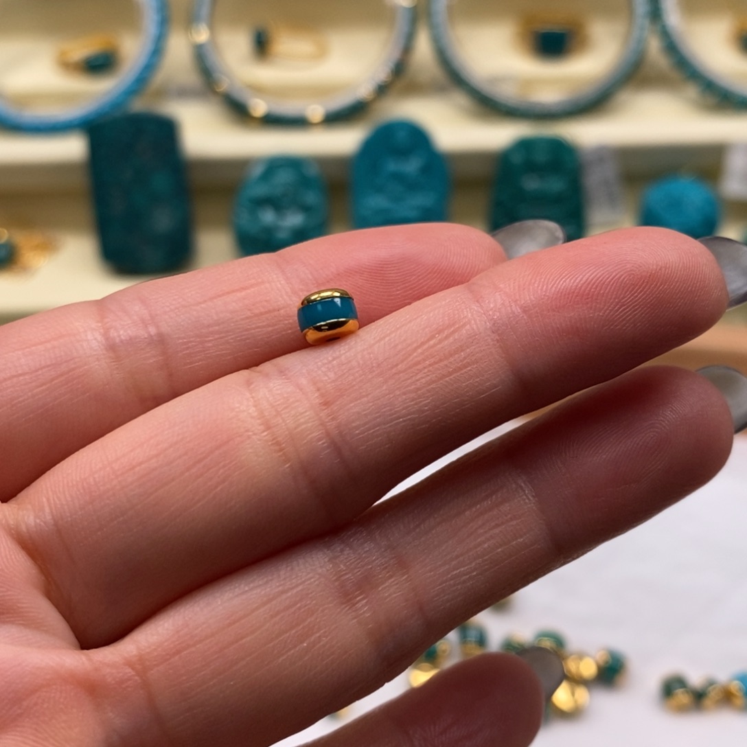 所***。18K金镶嵌绿松石珠宝奇石