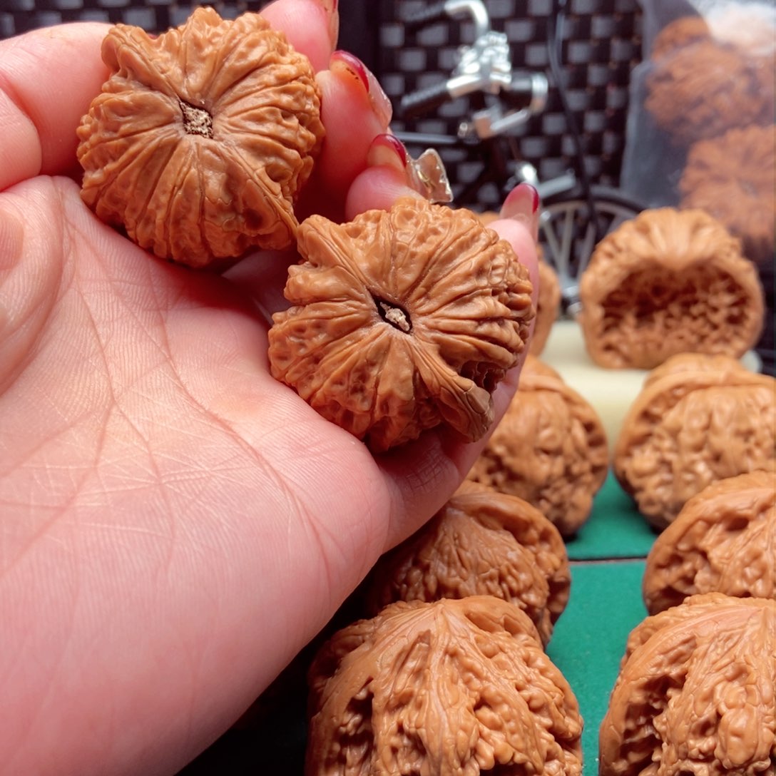 文玩核桃吊坠嘚***鹦血麒麟40