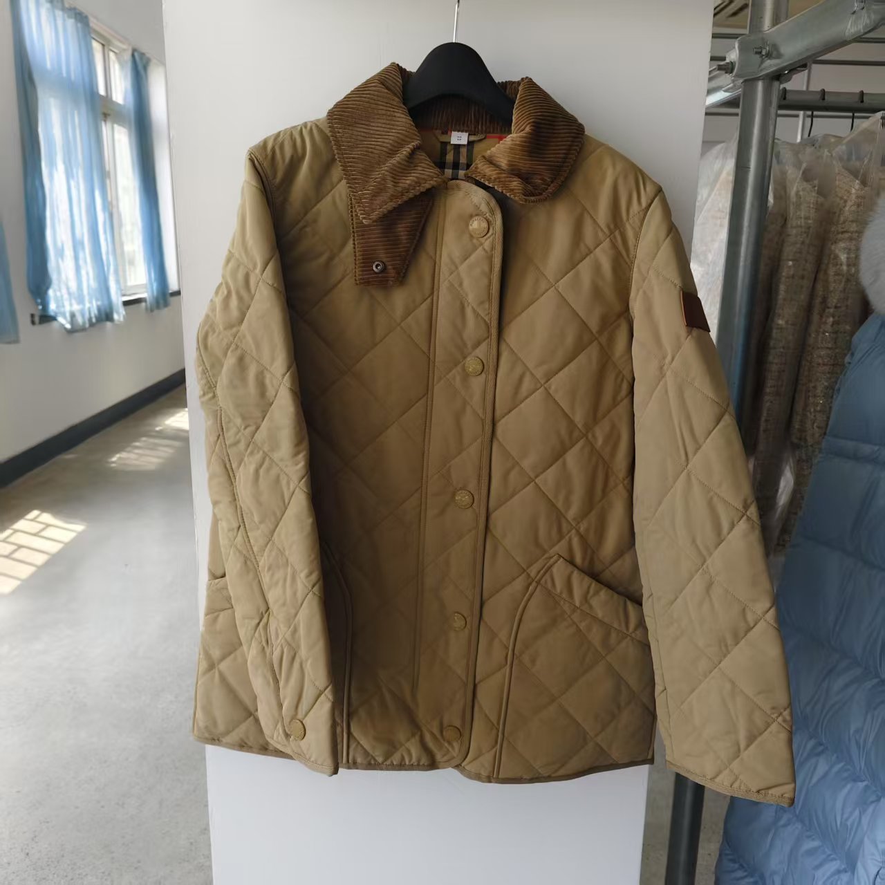反季 卡其色菱格纹翻领棉服