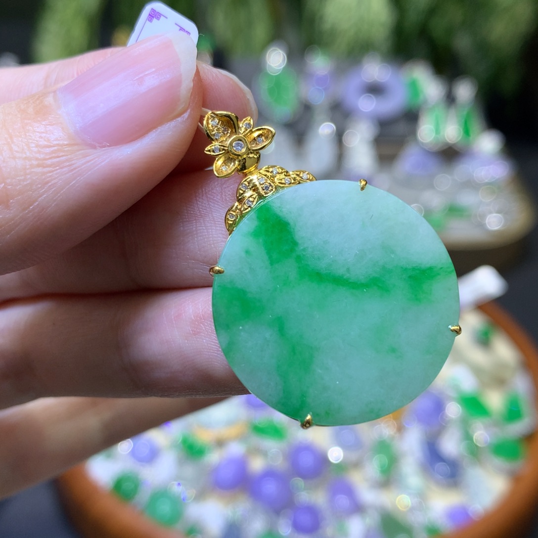 颈饰18K金镶嵌翡翠