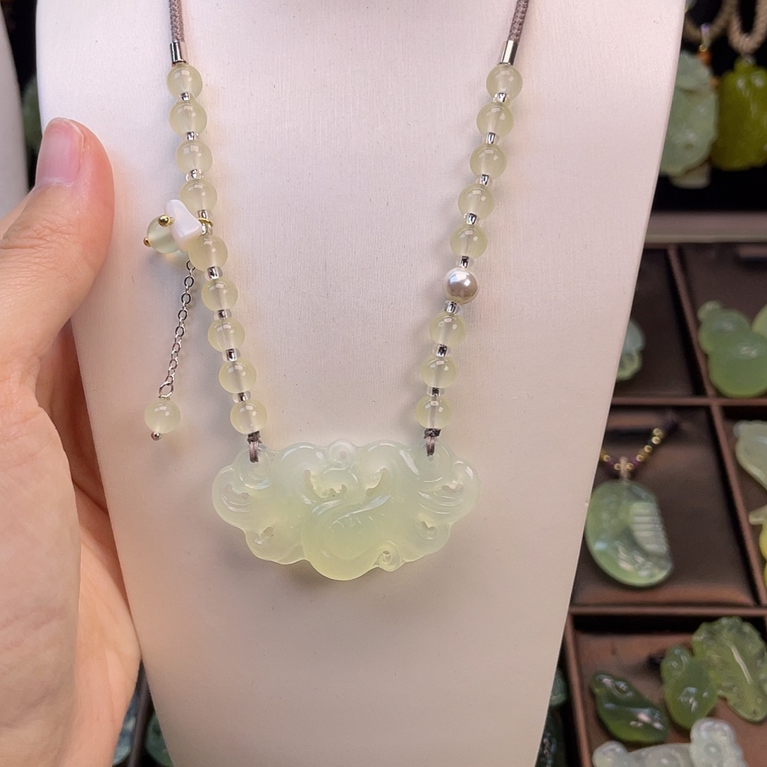 蛇纹石玉未镶嵌颈饰