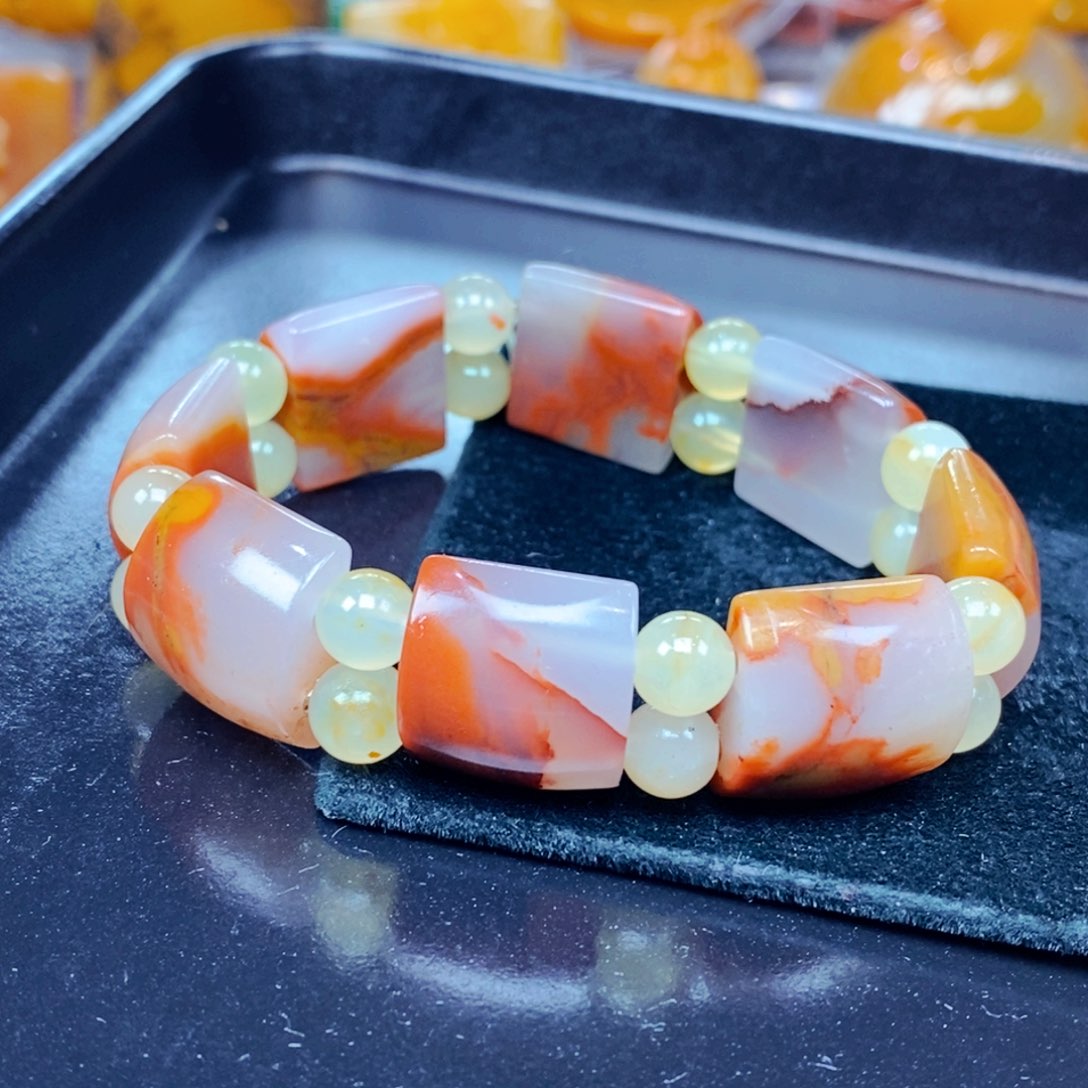 未镶嵌石英质玉（黄龙玉）颈饰