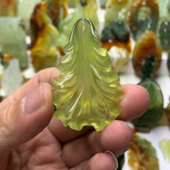 蛇纹石玉颈饰未镶嵌