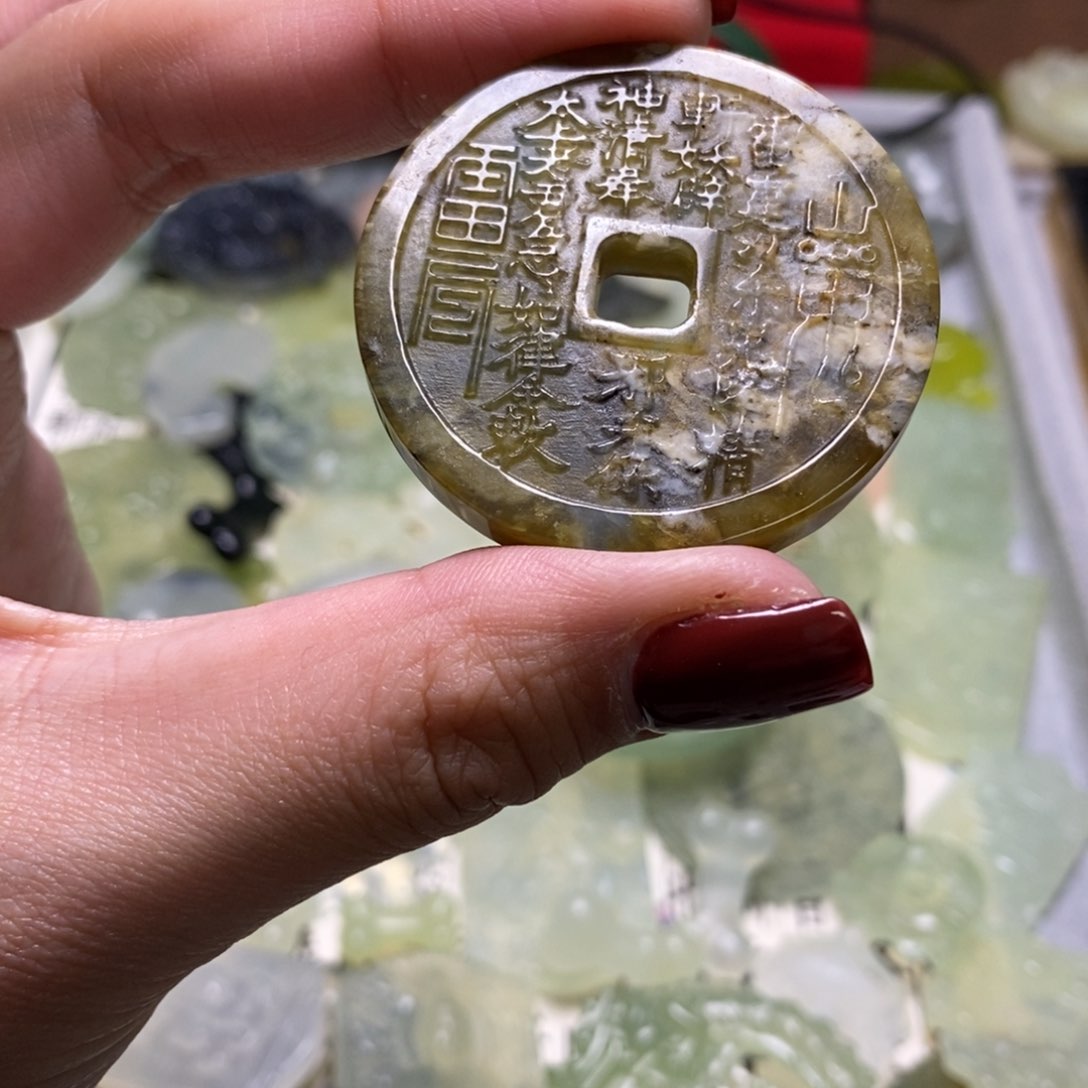 蛇纹石玉颈饰未镶嵌山鬼