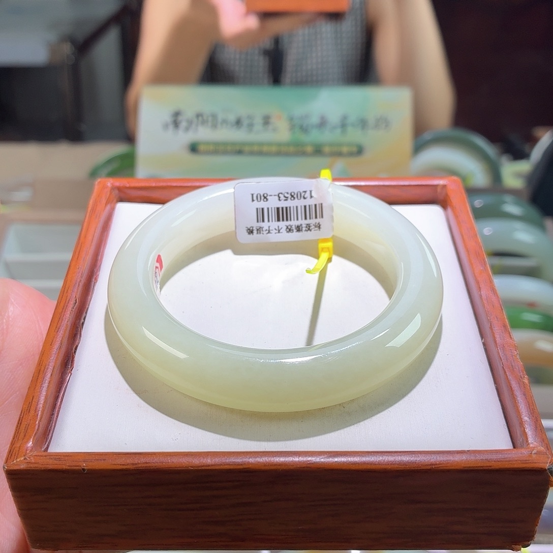 和田玉手镯未镶嵌64。 54