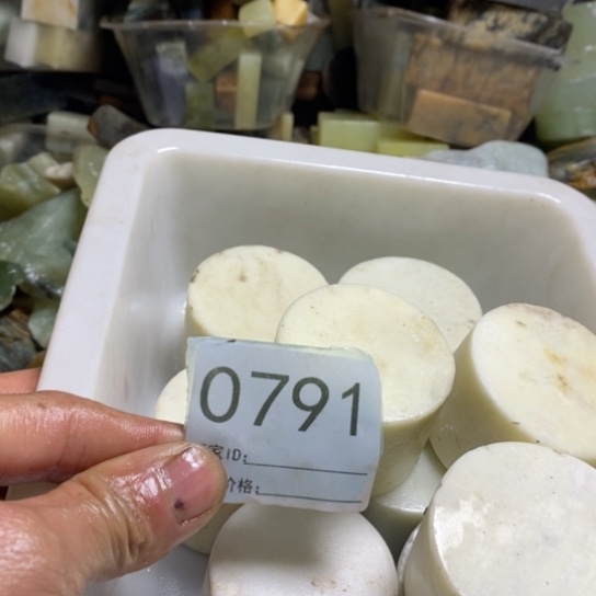 【闪购商品】未镶嵌蛇纹石玉珠宝玉器威****司