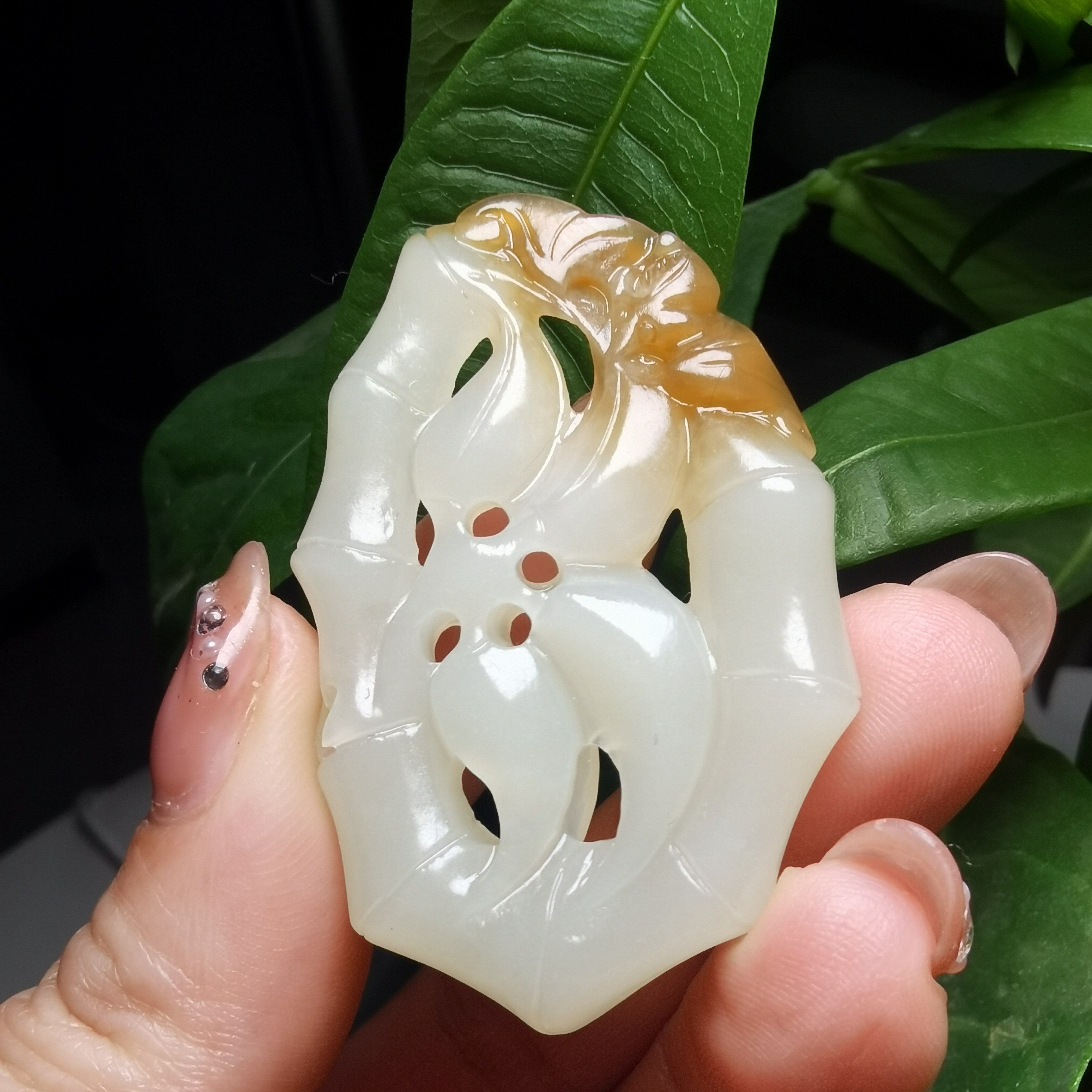 新疆和田玉且末料带糖立体雕刻节节高