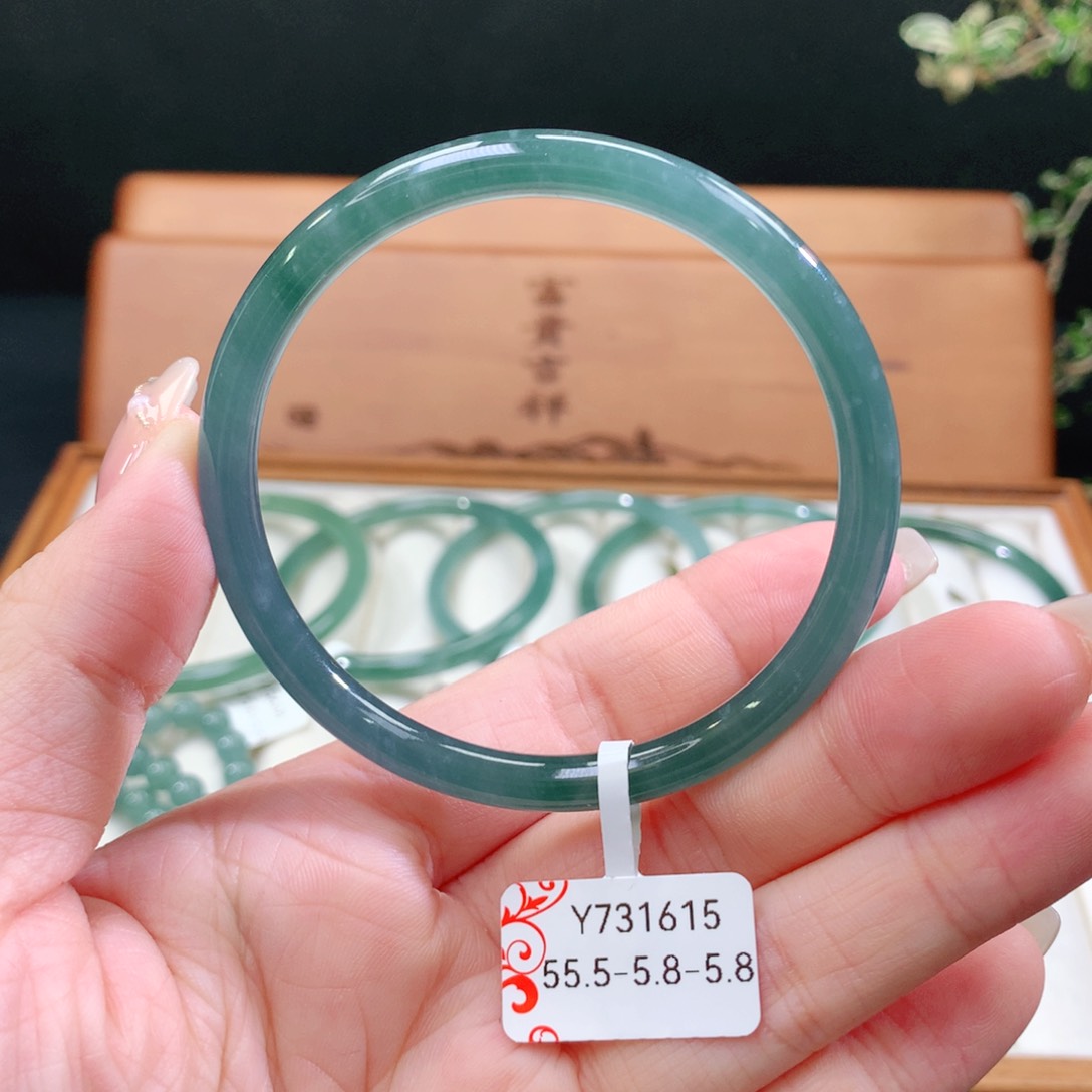 翡翠手镯未镶嵌天然