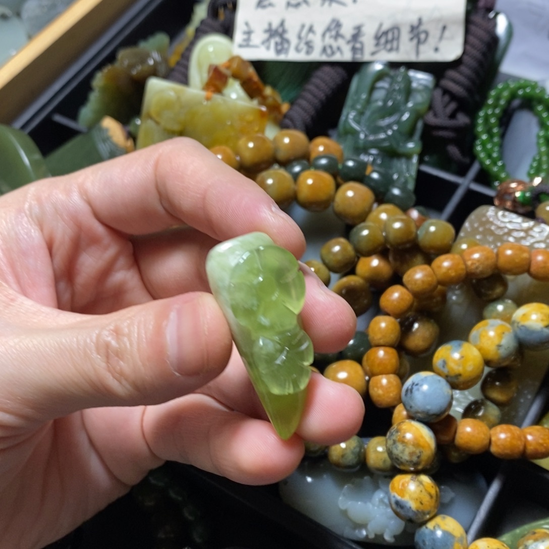 蛇纹石玉未镶嵌颈饰