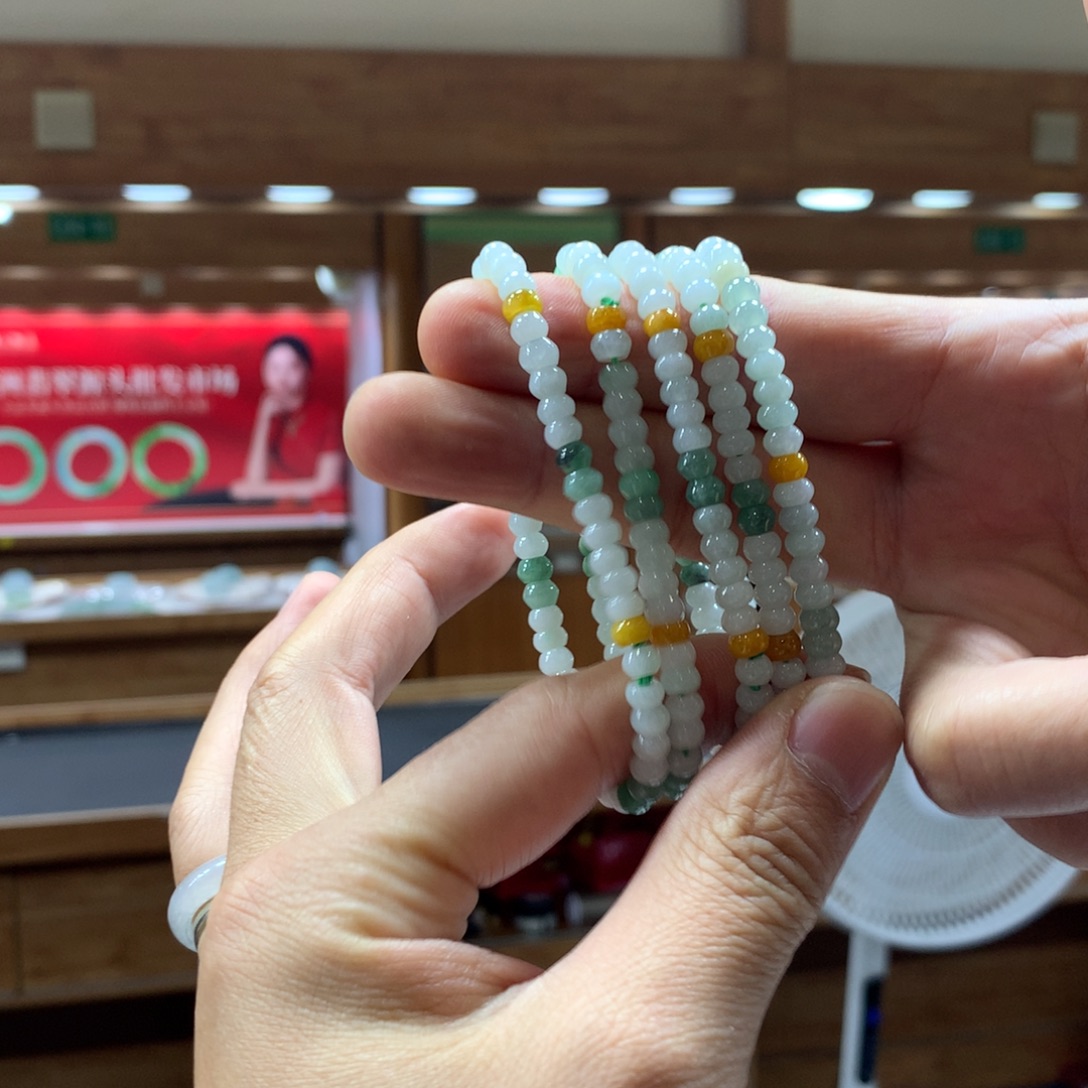 翡翠未镶嵌手链多样性发一