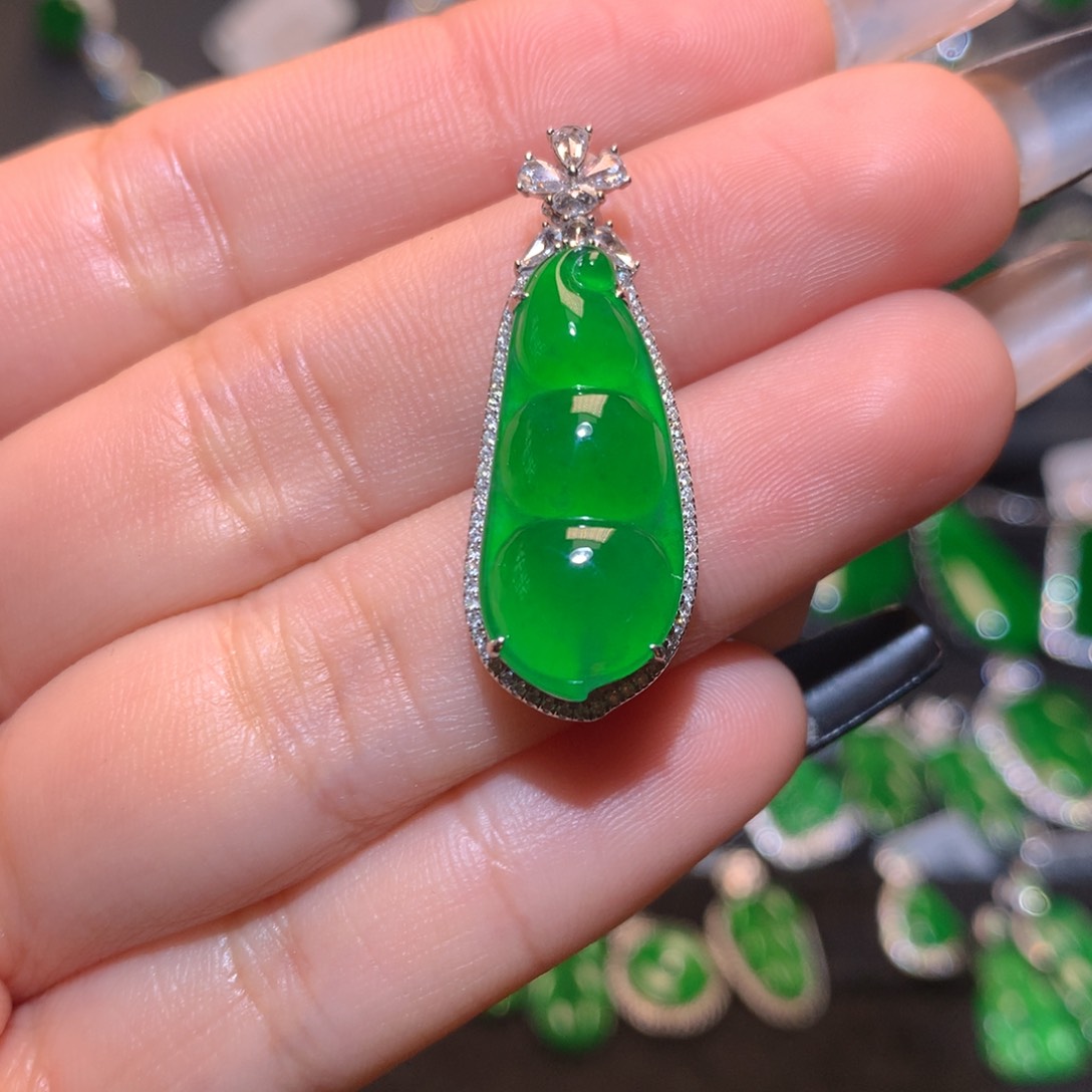 翡翠颈饰18K金镶嵌豆子