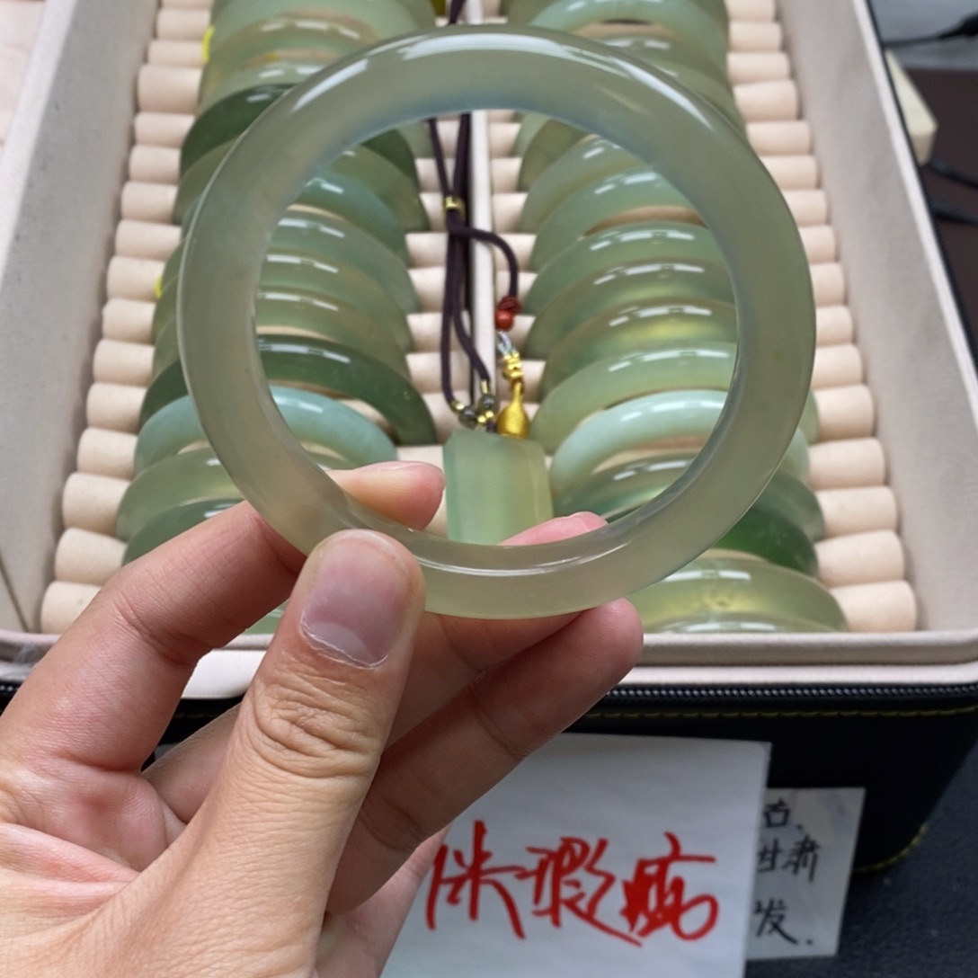 蛇纹石玉手镯未镶嵌