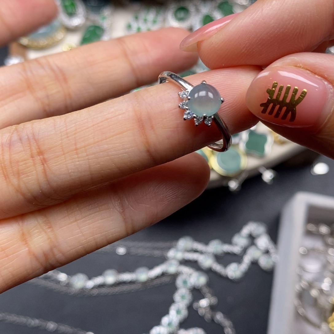 翡翠颈饰未镶嵌翡翠