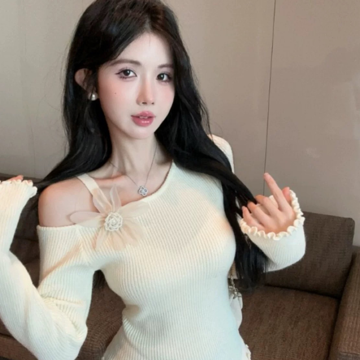 不规则斜领立体花朵针织衫吊带露肩辣妹木耳边毛衣女装百搭毛衣