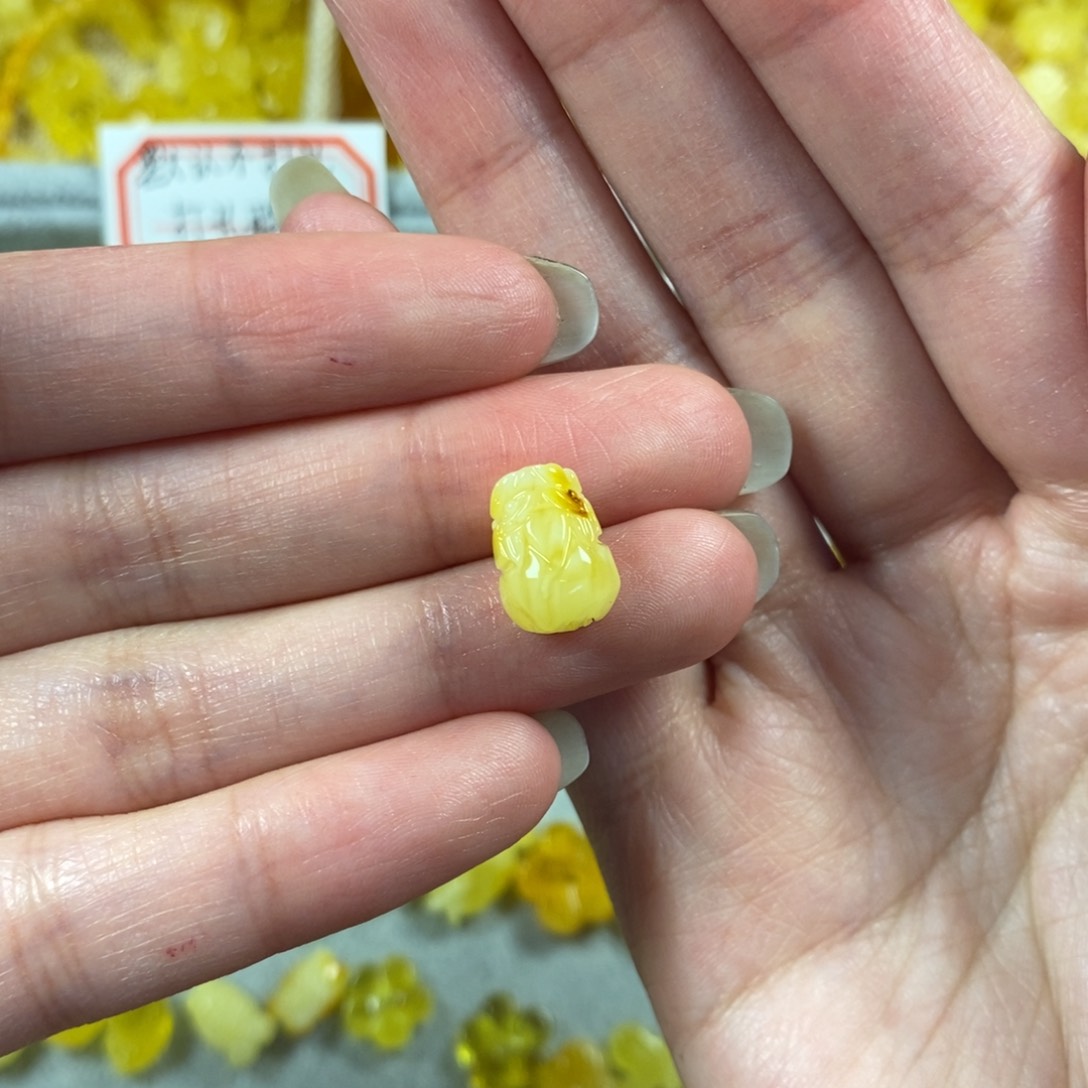 蜜蜡裸石未镶嵌貔貅