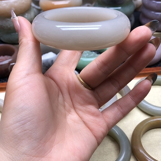 石英岩玉未镶嵌手镯看****。