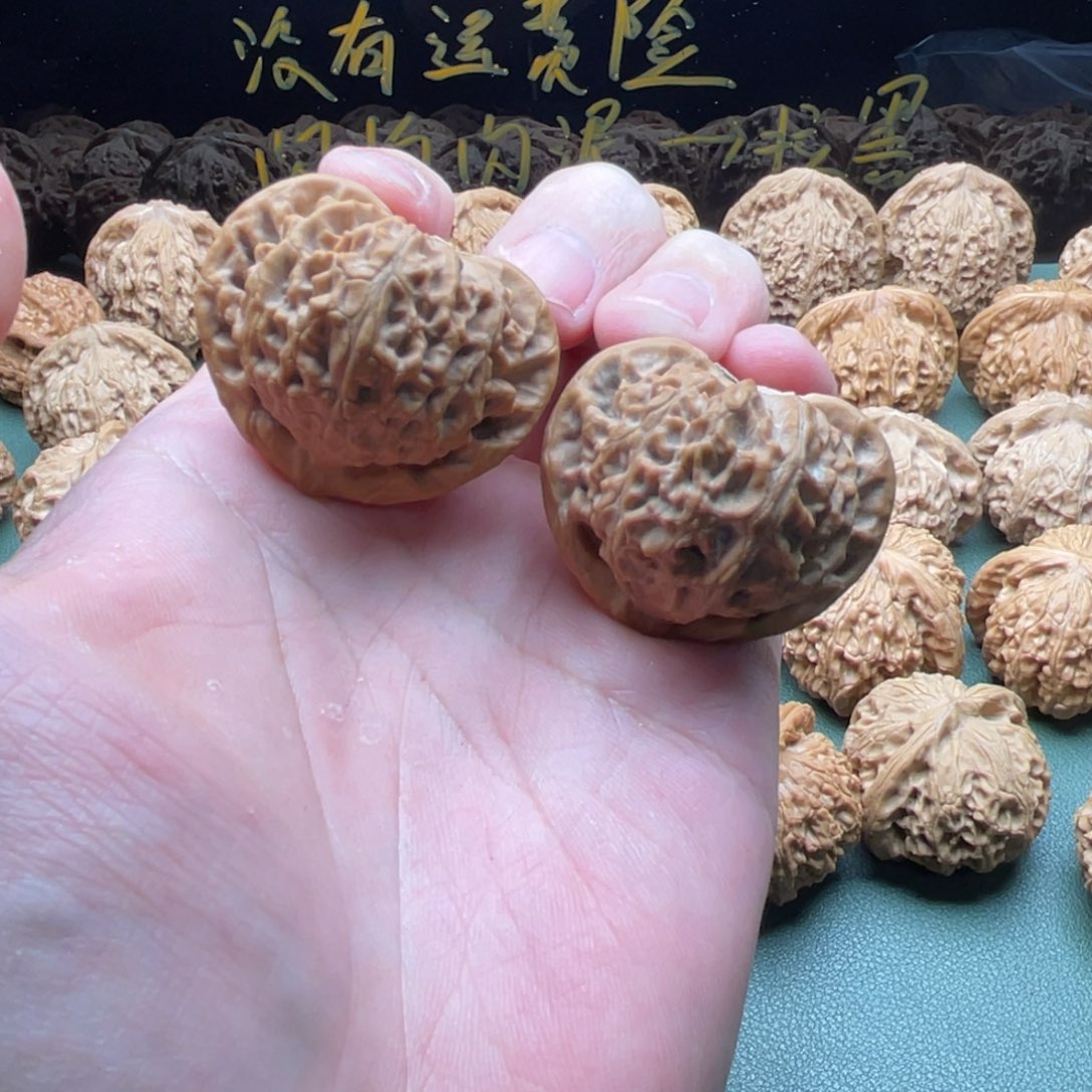 核桃把件40全品红皮桃心宫灯