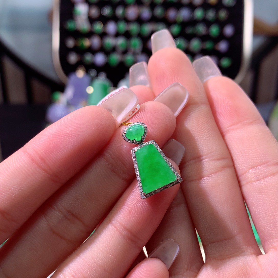 翡翠颈饰18K金镶嵌翡翠