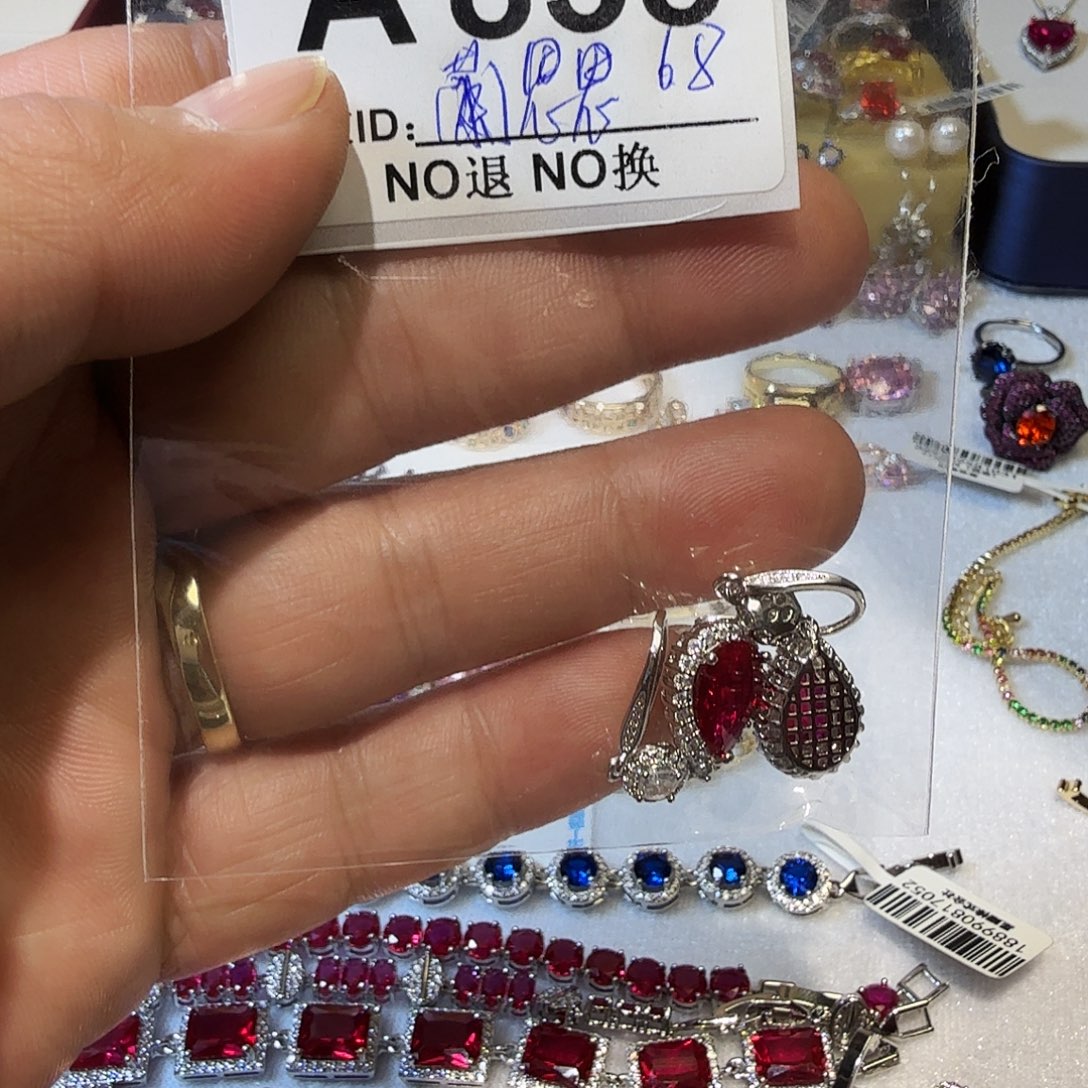 蘭***儿8克拉碧玺（处理）耳坠子也是很可爱的