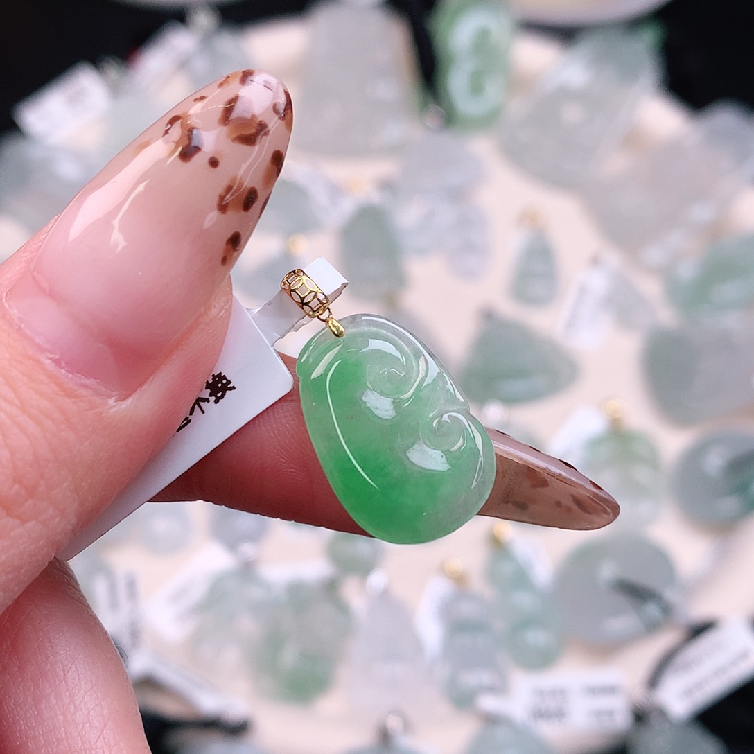 翡翠颈饰18K金镶嵌飘绿如意24.6、19、13、3.8