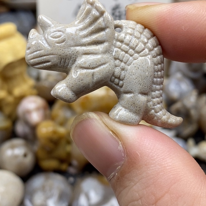 硅化珊瑚（珊瑚玉）未镶嵌颈饰