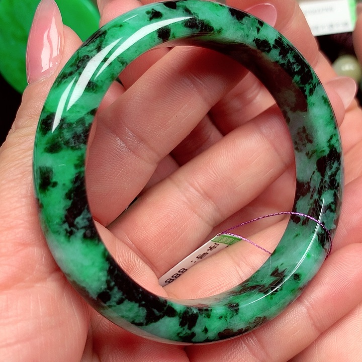 翡翠手镯未镶嵌翡翠手镯