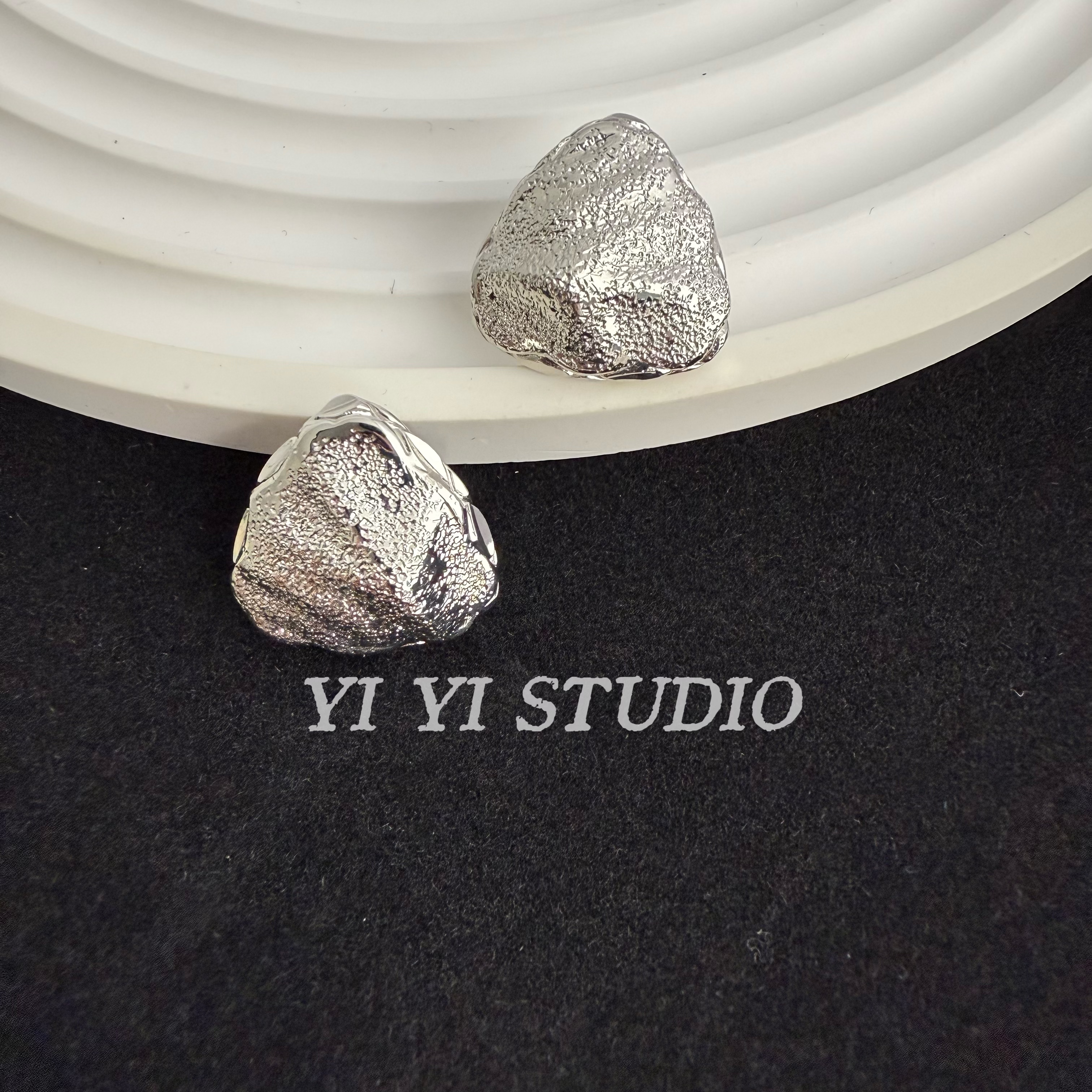 铜合金耳饰 肌理感简约三角形耳饰 气质摩登风