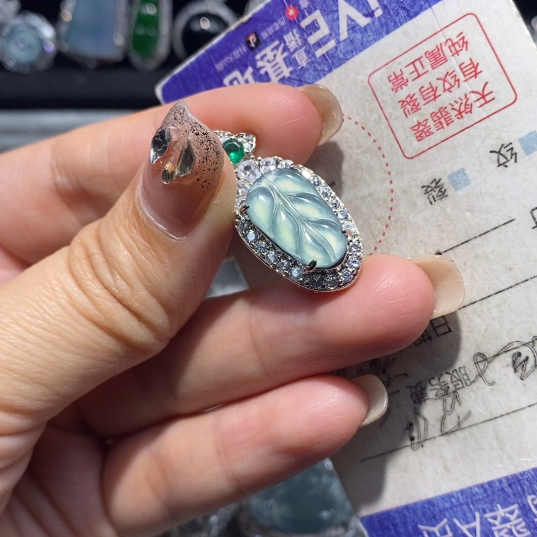 翡翠颈饰未镶嵌翡翠