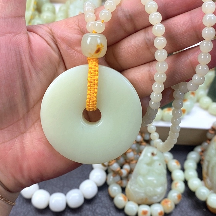 【闪购商品】透闪石质玉颈饰未镶嵌