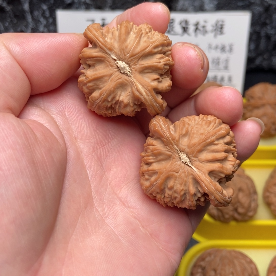 锦***鲤吊坠文玩核桃41三角白核桃
