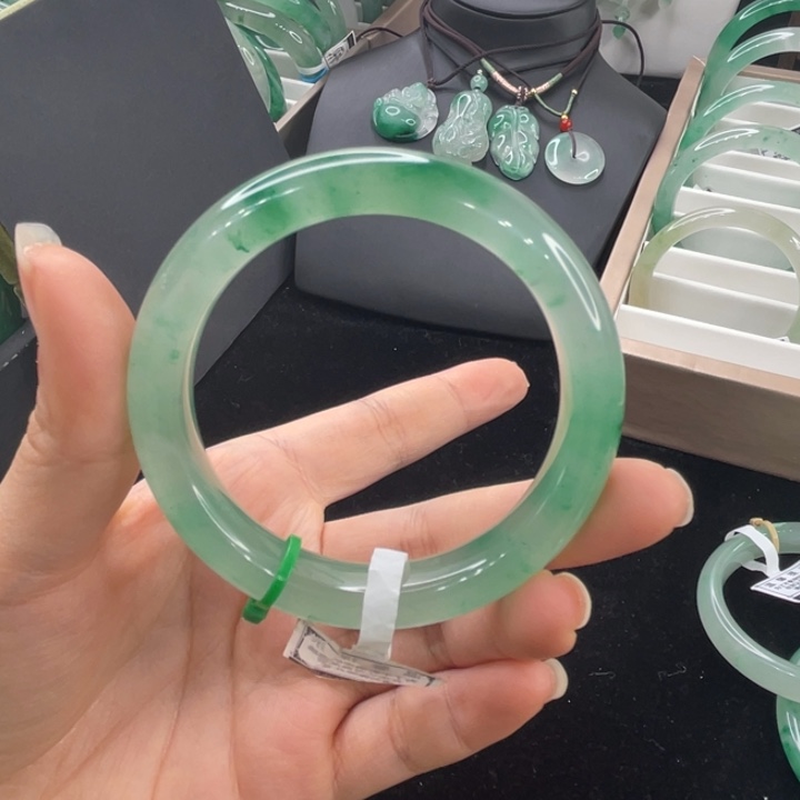 未镶嵌手镯石英质玉（非洲翠）敏**子