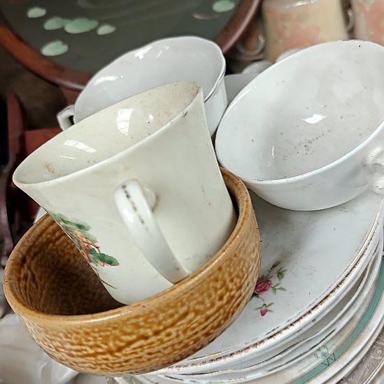 绿泥盘子碗茶壶啥都有