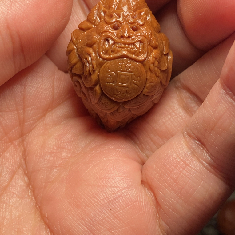 福利苏工核雕，纯手工雕进财瑞兽貔貅，个性十足，等待有缘人