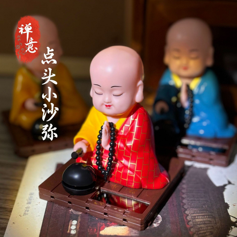 新款网红太阳能小和尚点头敲木鱼车用汽车家具工艺品车载摆件