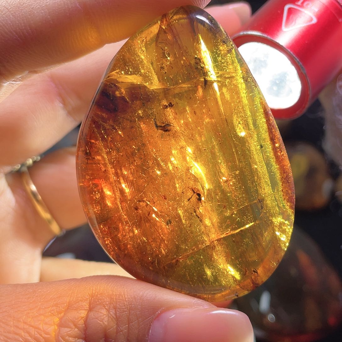 琥珀裸石未镶嵌？