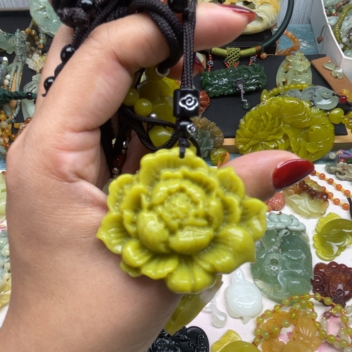 蛇纹石玉未镶嵌颈饰