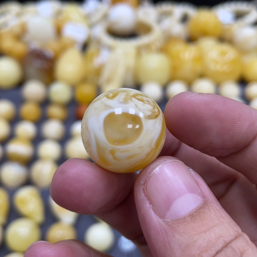 杰***o蜜蜡未镶嵌裸石19.9mm瑕 