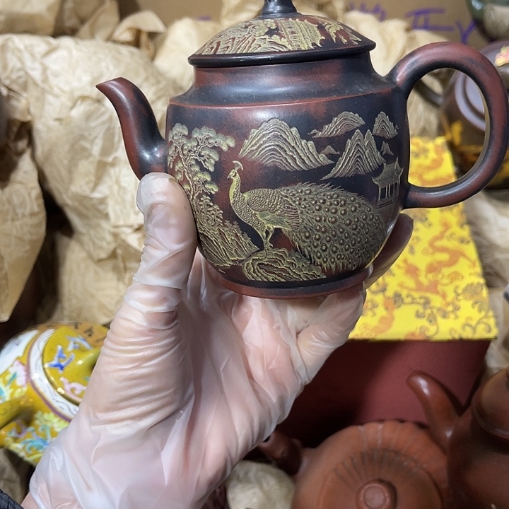 紫砂茶壶原矿泥料，手工制作的一把紫砂壶。