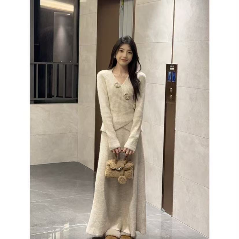 盐系轻熟针织套装女秋冬显瘦气质收腰法式小个子毛衣半身裙两件套