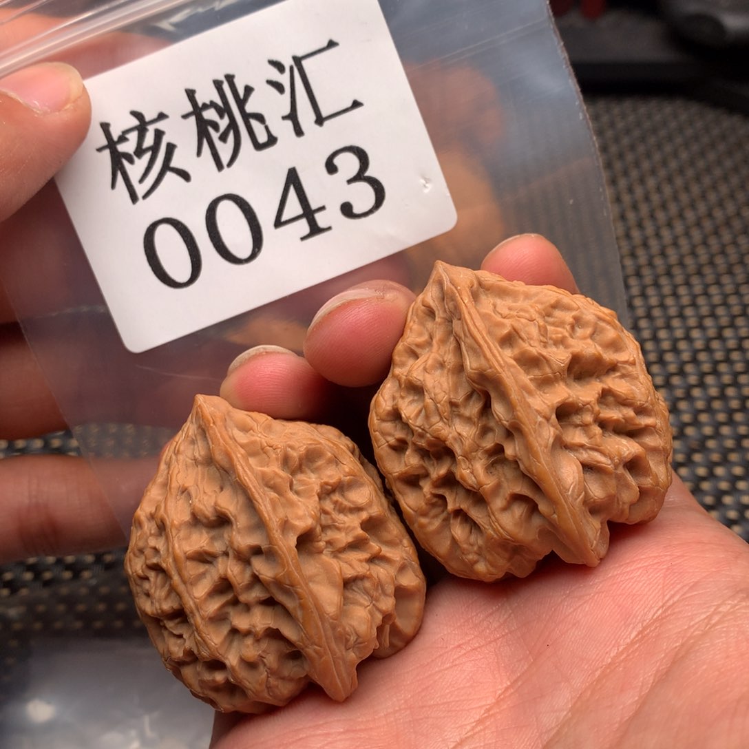 文玩核桃吊坠野牛40