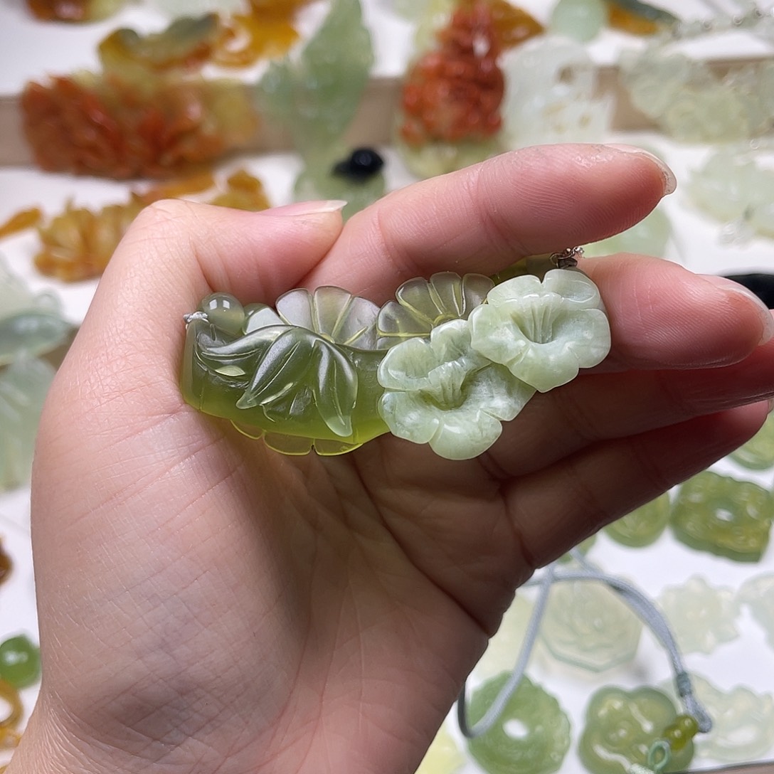 Y***钥蛇纹石玉未镶嵌颈饰