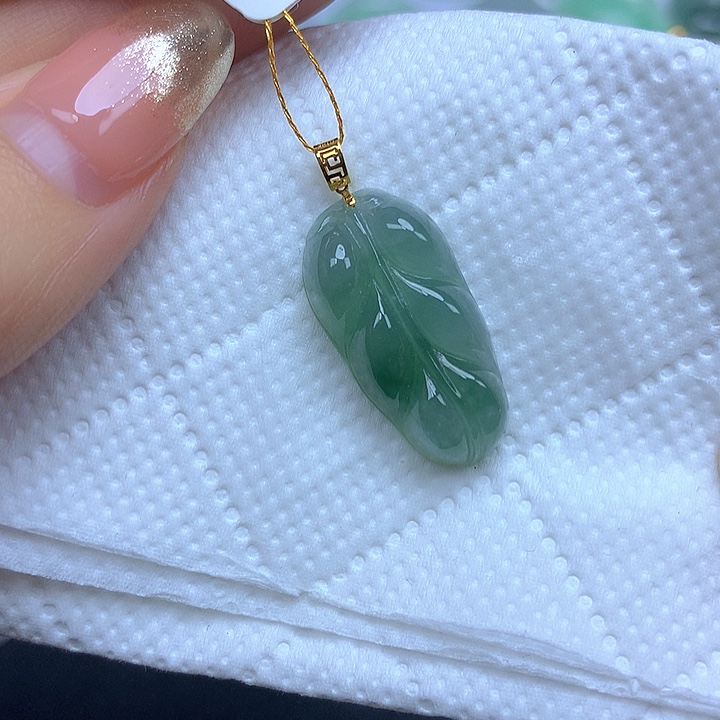 翡翠未镶嵌颈饰挂件