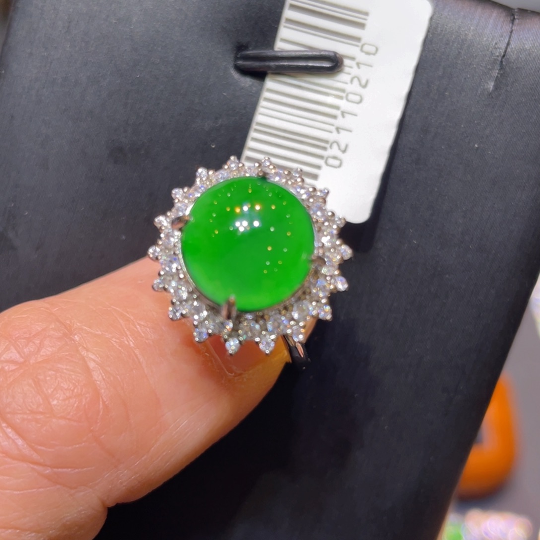 翡翠未镶嵌颈饰戒指