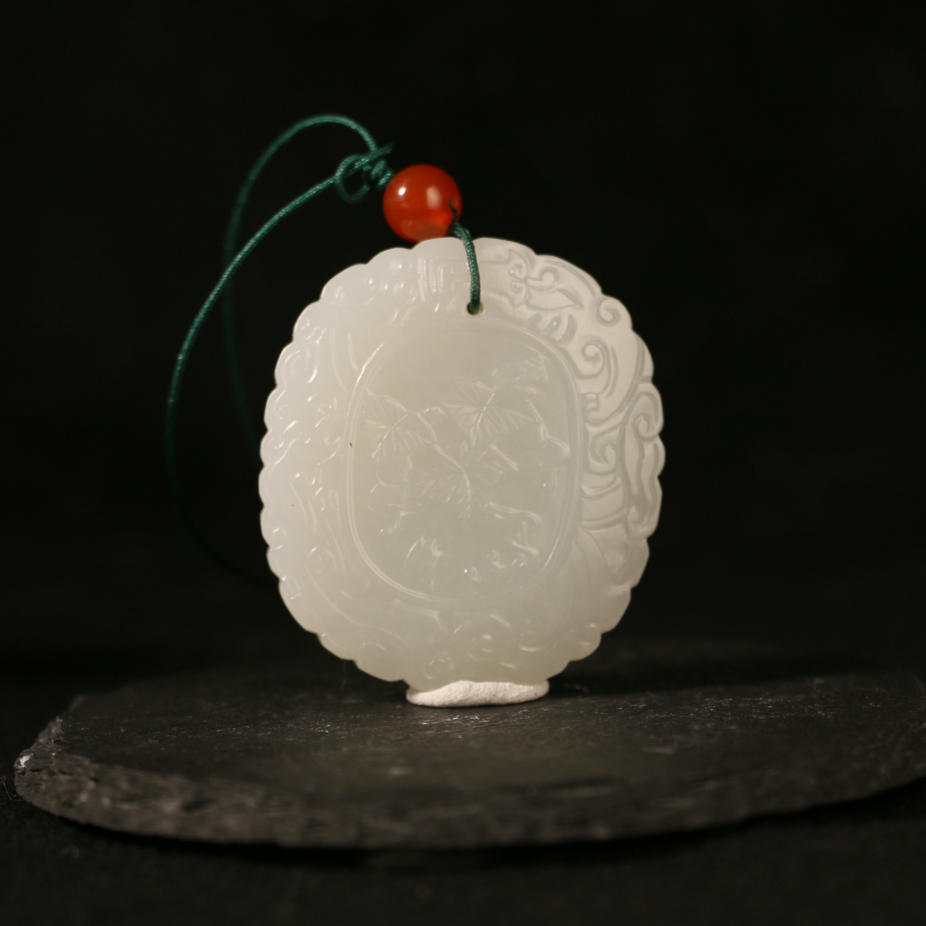 18F263  清  白玉圆雕福字佩