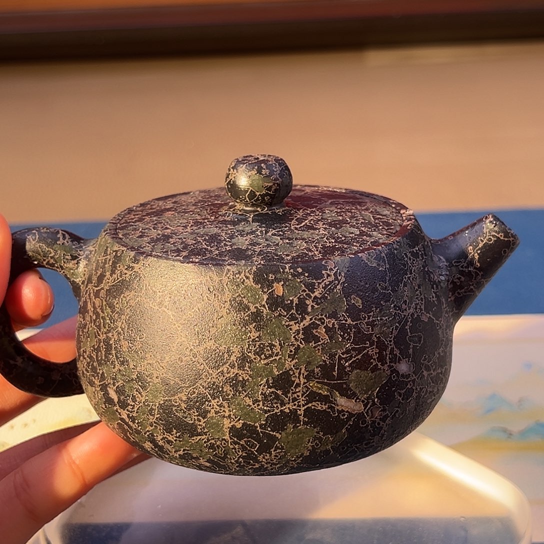 有容壶安山玉黑底青藤戴金丝