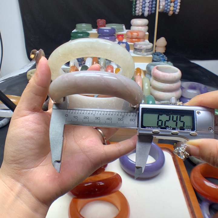 未镶嵌手镯石英质玉