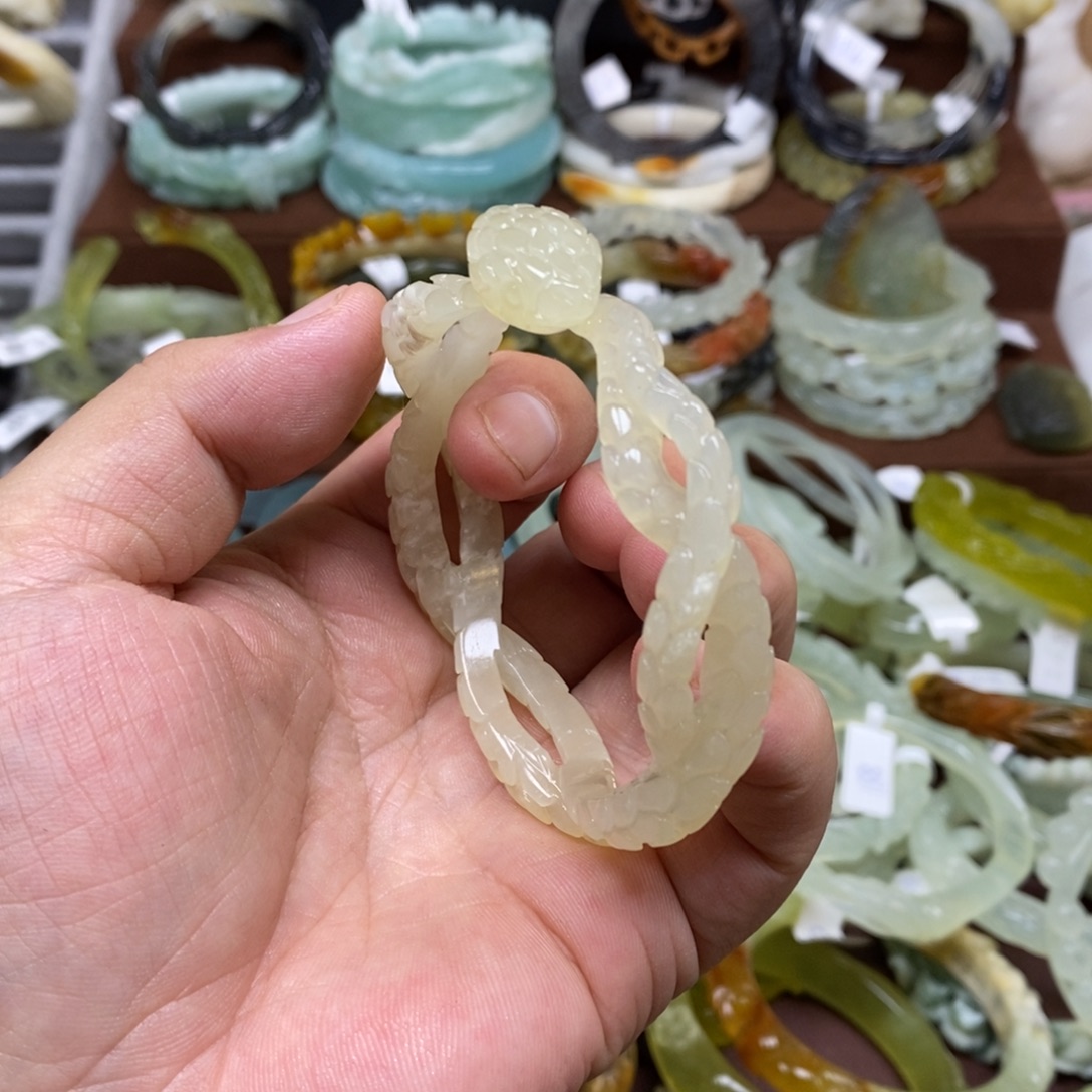 蛇纹石玉未镶嵌手镯