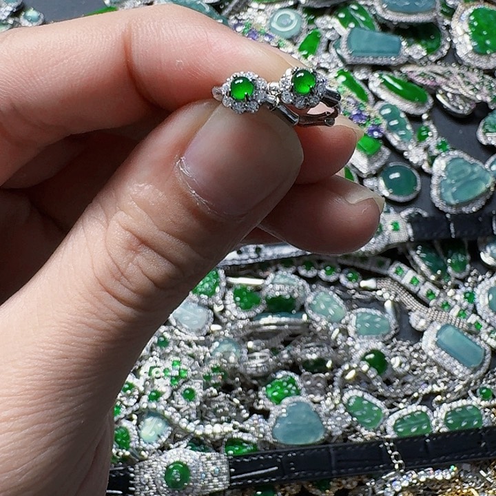 翡翠颈饰未镶嵌天然A货翡翠放漏